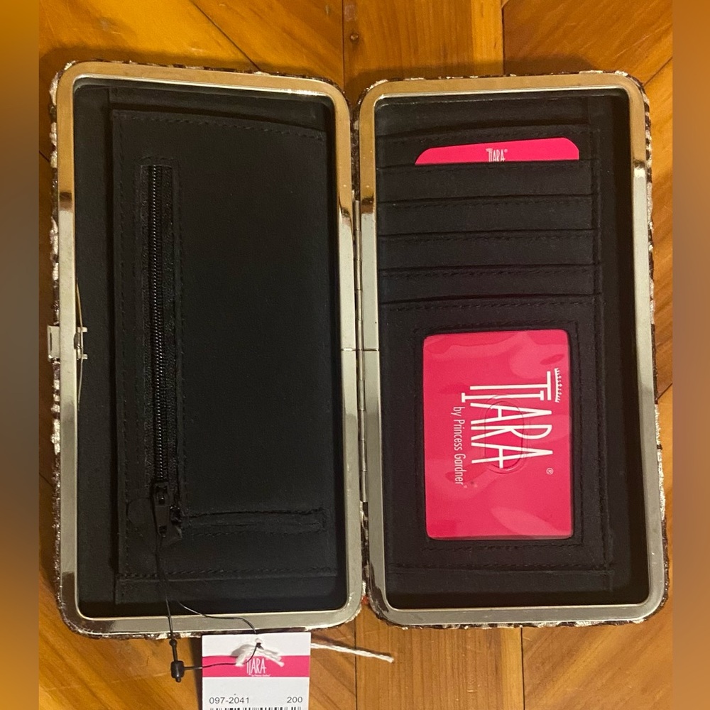 Hard Wallet NWT by Tiara, soft material lines the outside. Organizer cards, cash - Picture 4 of 8
